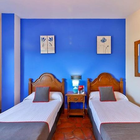 Hostal Alfonso XI Guadalupe  Luaran gambar