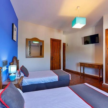 Hostal Alfonso XI Guadalupe  Luaran gambar