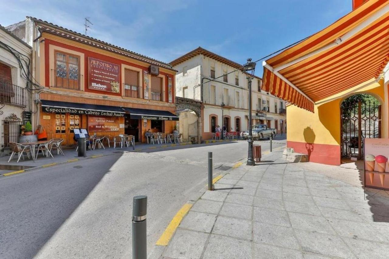 Hostal Alfonso XI Guadalupe  Luaran gambar