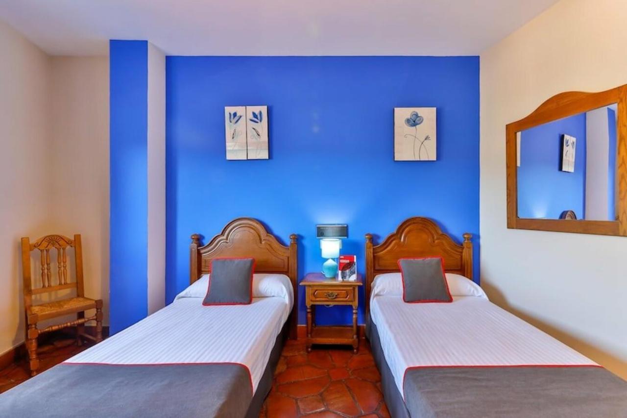 Hostal Alfonso XI Guadalupe  Luaran gambar