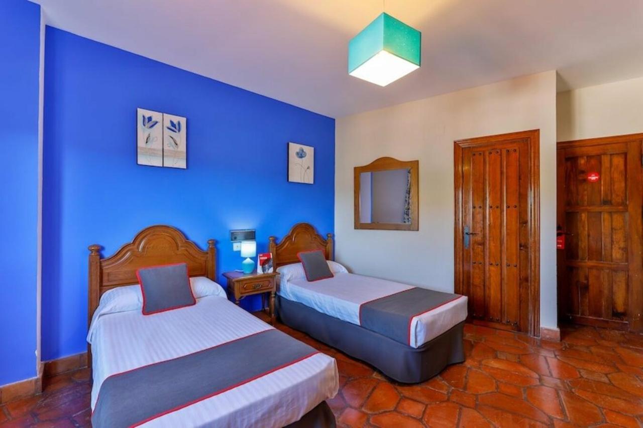Hostal Alfonso XI Guadalupe  Luaran gambar