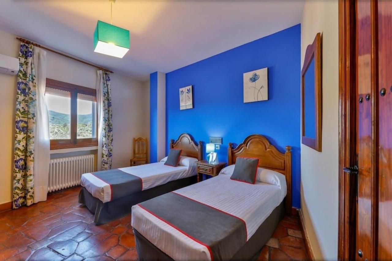 Hostal Alfonso XI Guadalupe  Luaran gambar