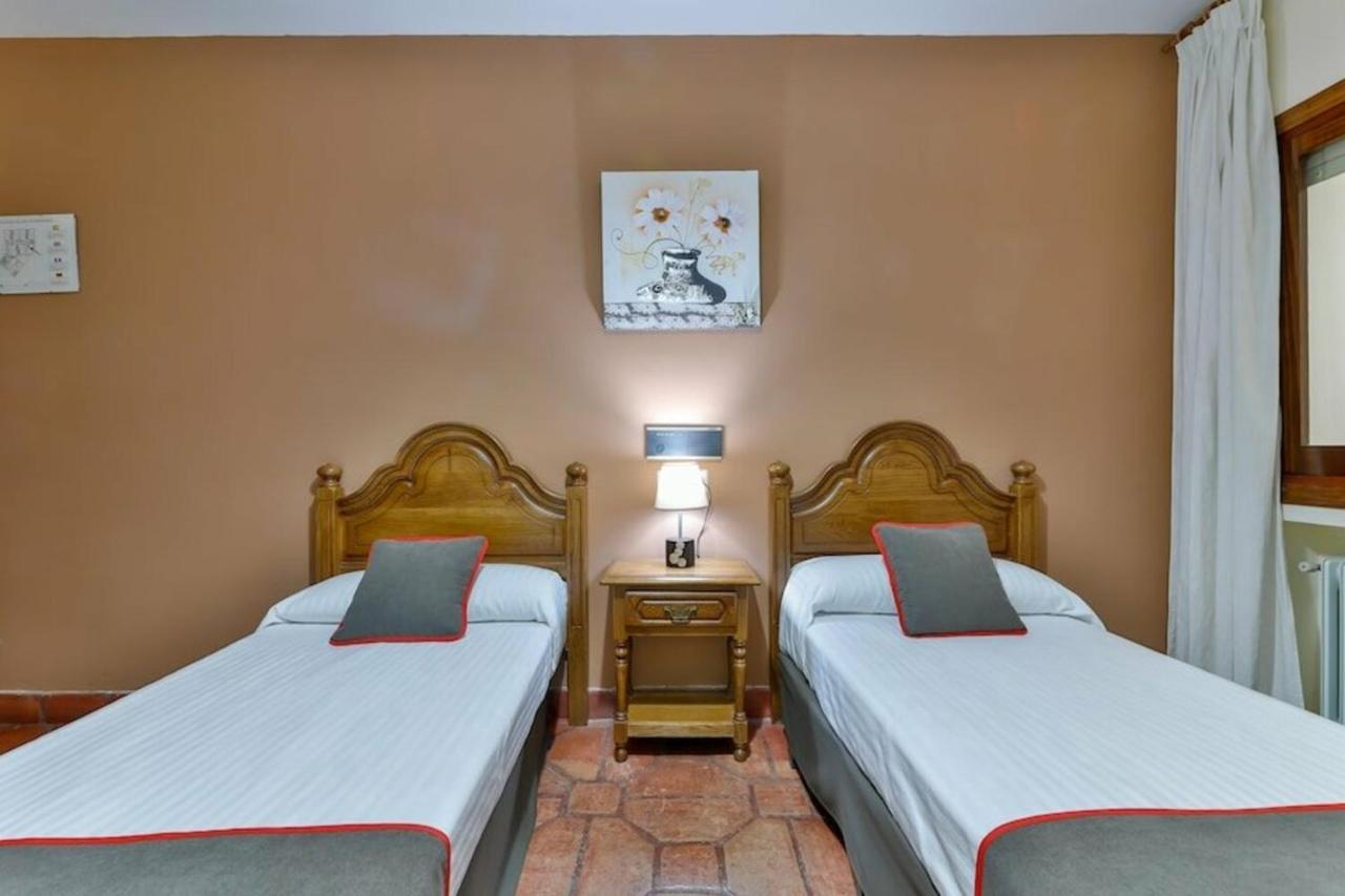 Hostal Alfonso XI Guadalupe  Luaran gambar