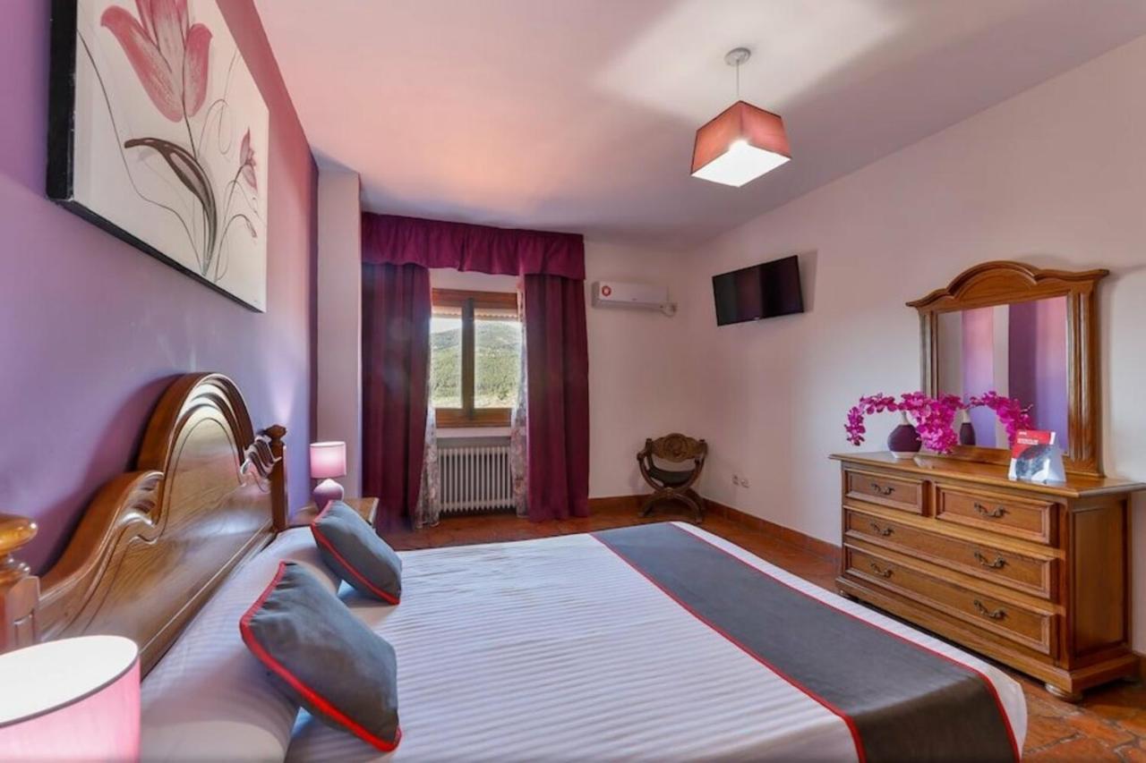 Hostal Alfonso XI Guadalupe  Luaran gambar