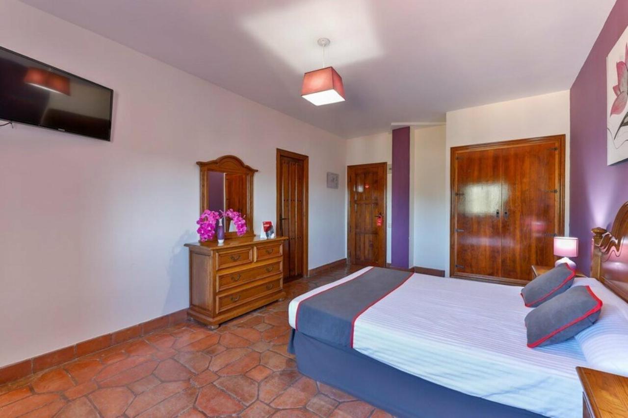 Hostal Alfonso XI Guadalupe  Luaran gambar