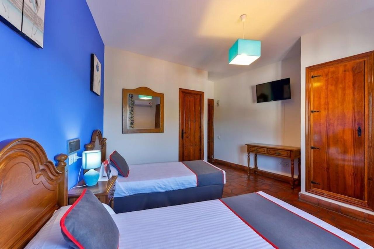 Hostal Alfonso XI Guadalupe  Luaran gambar