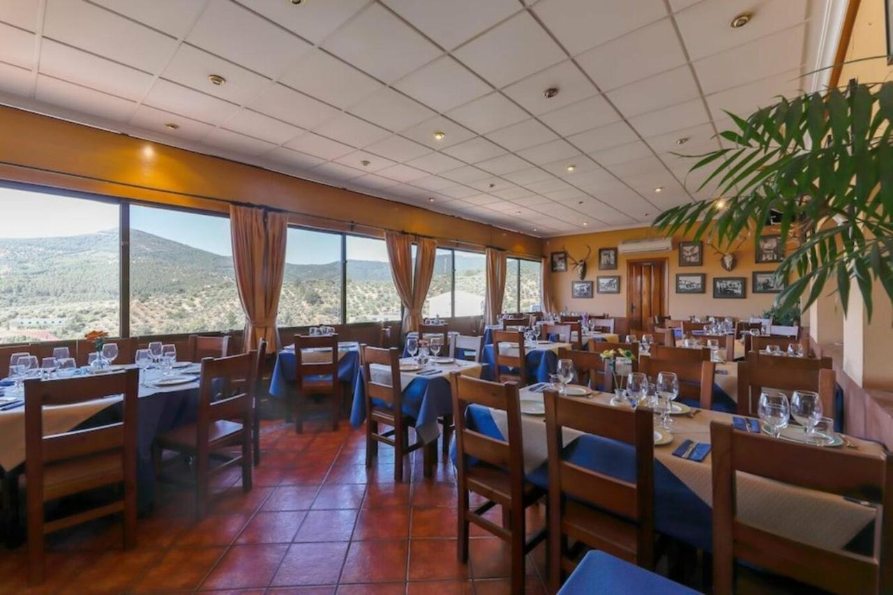 Hostal Alfonso XI Guadalupe  Luaran gambar