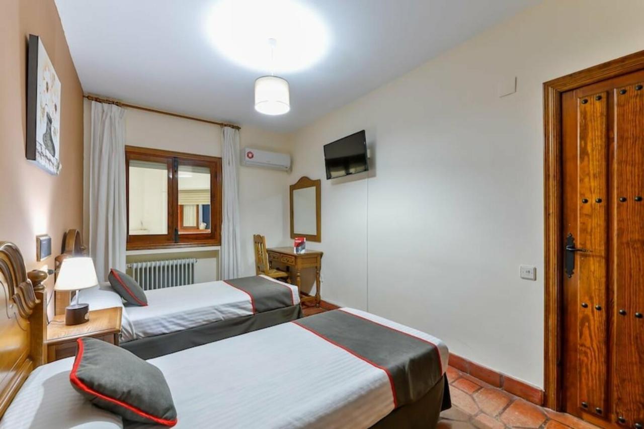 Hostal Alfonso XI Guadalupe  Luaran gambar