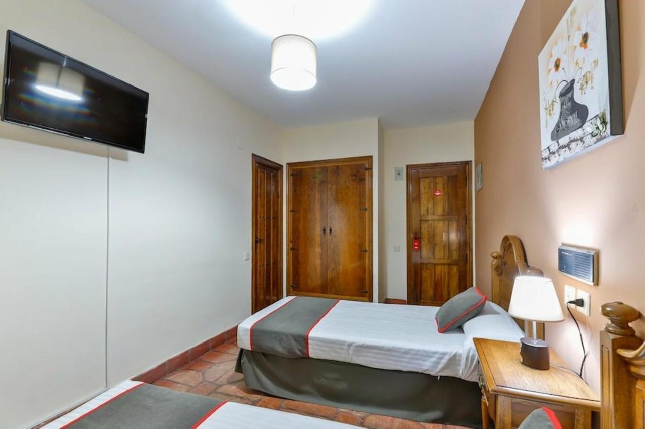 Hostal Alfonso XI Guadalupe  Luaran gambar