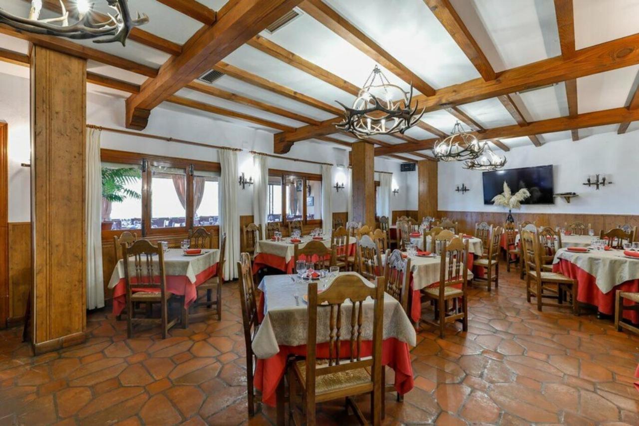 Hostal Alfonso XI Guadalupe  Luaran gambar