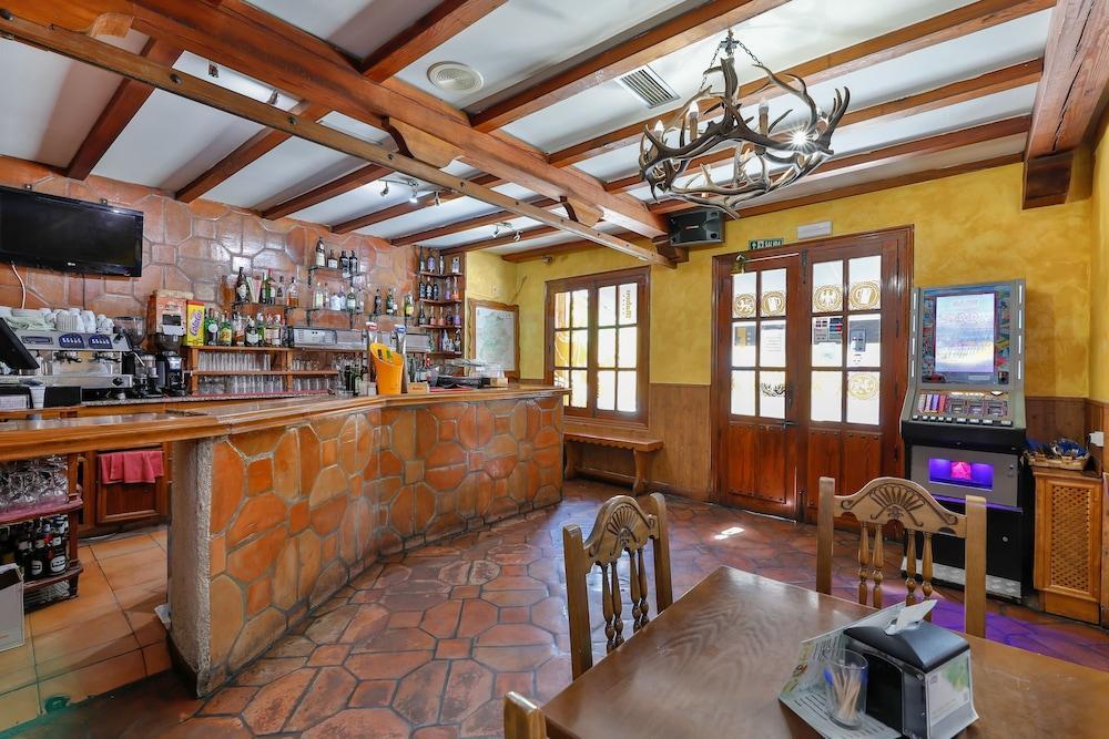 Hostal Alfonso XI Guadalupe  Luaran gambar