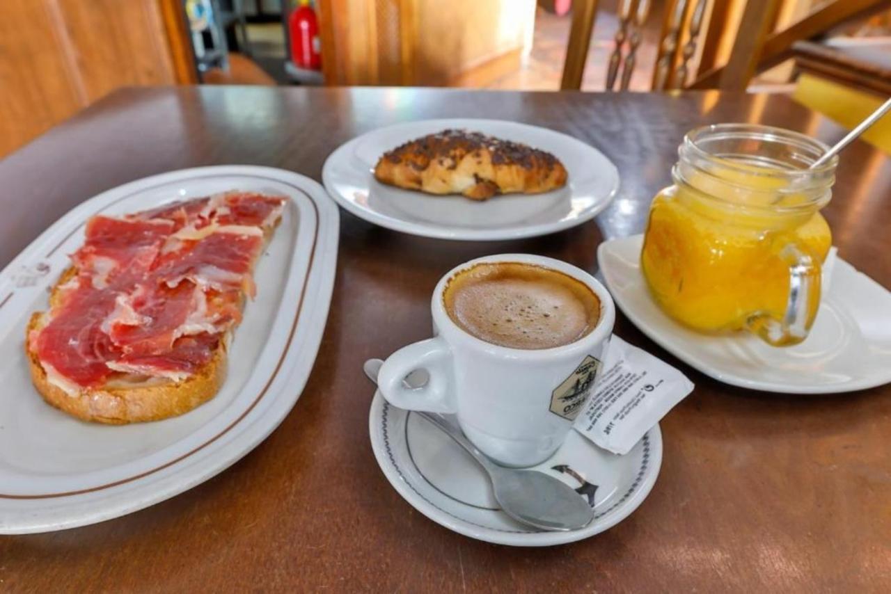 Hostal Alfonso XI Guadalupe  Luaran gambar