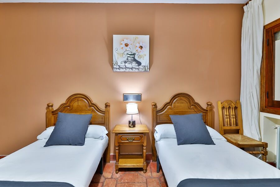 Hostal Alfonso XI Guadalupe  Luaran gambar