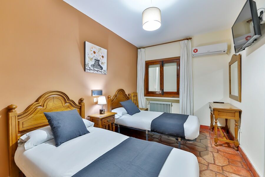 Hostal Alfonso XI Guadalupe  Luaran gambar