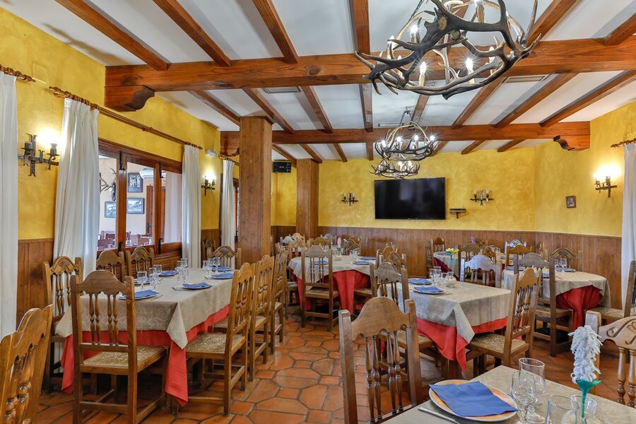 Hostal Alfonso XI Guadalupe  Luaran gambar