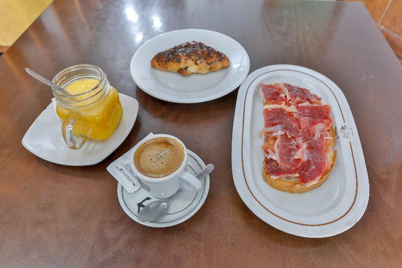 Hostal Alfonso XI Guadalupe  Luaran gambar