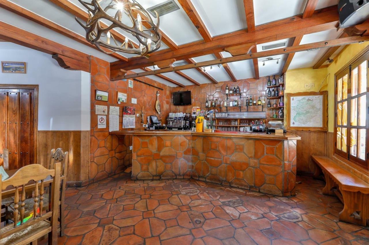Hostal Alfonso XI Guadalupe  Luaran gambar