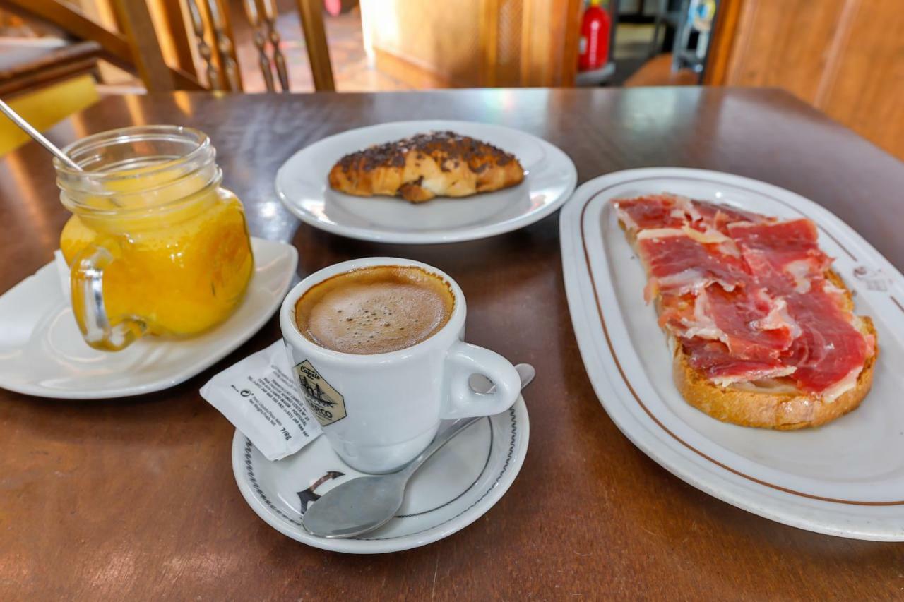 Hostal Alfonso XI Guadalupe  Luaran gambar