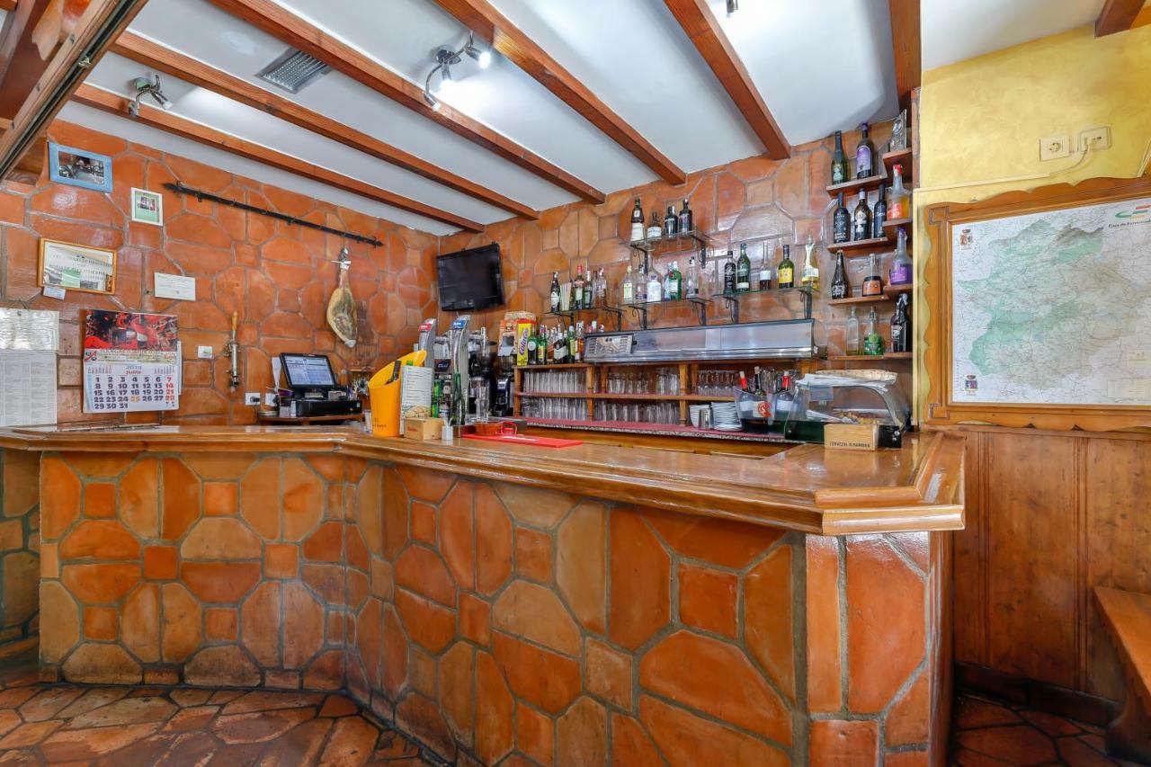 Hostal Alfonso XI Guadalupe  Luaran gambar